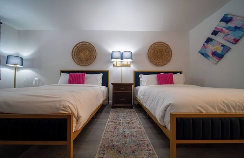 Eureka Springs Resort | Enjoy the charm of Queen Suite Number 2 at GloryDayz!