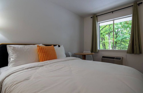 Eureka Springs Historic District Resort | Enjoy the charm of Queen Suite Number 5 at GloryDayz!