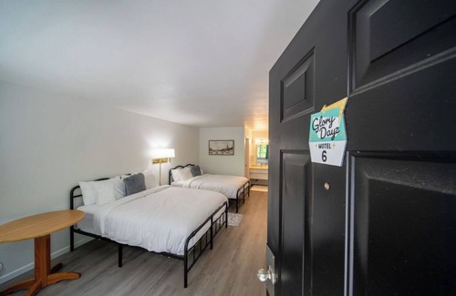 Eureka Springs Historic District Resort | Enjoy the charm of Queen Suite Number 6 at GloryDayz!