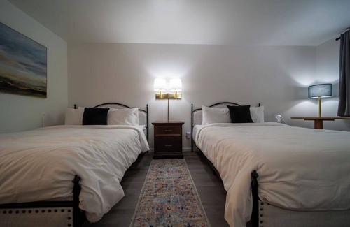 Eureka Springs Resort | Enjoy the charm of Queen Suite Number 8 at GloryDayz!