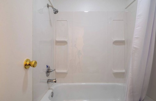 Eureka Springs Resort | Enjoy the charm of Queen Suite Number 10 at GloryDayz!