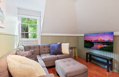 Summit - University House | Enjoy the cutest carriage house in the whole Twin Cities. Have your own little home nestled in the Historic District; it has everything you need.