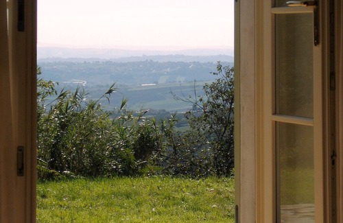 Fratte Rosa House | Enjoy the enchanting atmosphere of this family-friendly establishment!