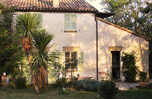 Fratte Rosa House | Enjoy the enchanting atmosphere of this family-friendly establishment!