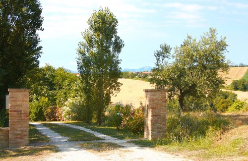 Fratte Rosa House | Enjoy the enchanting atmosphere of this family-friendly establishment!