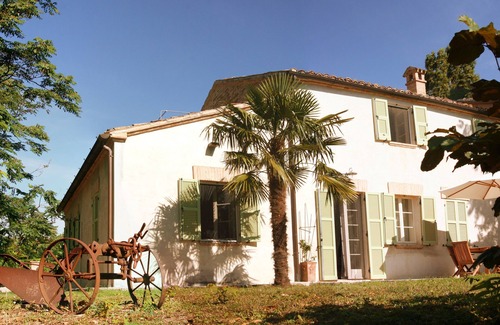 Fratte Rosa House | Enjoy the enchanting atmosphere of this family-friendly establishment!