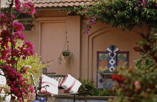 Cowes House | Enjoy the peace of a garden courtyard - 10 minutes to the BEACH!