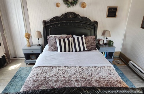 Lansing House | Enjoy the top floor of this victorian house nWith two suites & a bonus bedroom