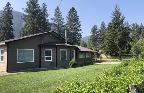 Okanagan-Similkameen House | Enjoy the use of our Happy Hour Lounge complimentary when staying 7 plus days