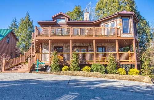 Gatlinburg Cabin | ENJOY "THE VIEW" 5 ⭐️STAR ELEGANT, PET FRIENDLY, 3 KING BEDS & GORGEOUS SCENERY