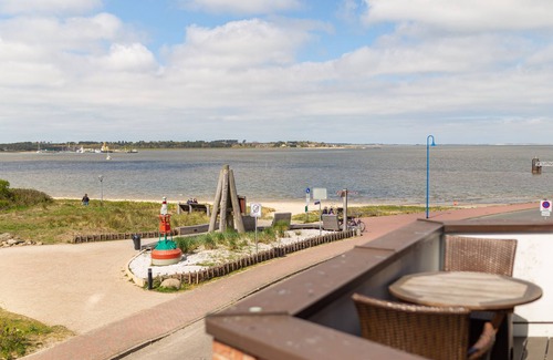Wittduen Apartment | Enjoy the view of the sandbanks and the Wadden Sea, the boats and the beach.