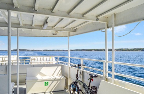 Haninge Municipality House | Enjoy this cozy vacation accommodation, with partial sea views, on the car-free island of Norrö.