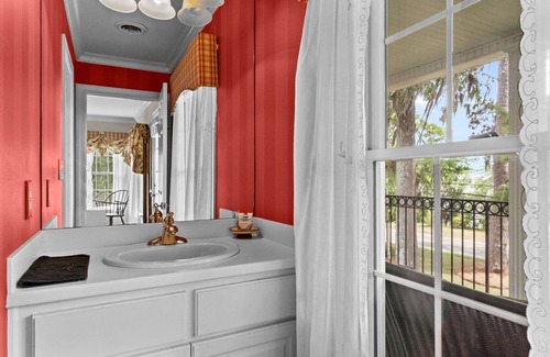 Lake Waccamaw House | Enjoy this Spacious Lakefront home with your own private pier
