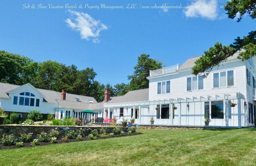 Cape Neddick House | ENJOY THIS STUNNING HOME WHILE SOAKING UP THE SALTY MAINE AIR at Ocean Crush!