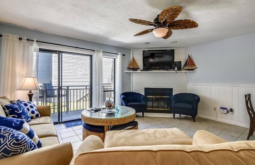 East End House | Enjoy this updated townhome with views of the gulf and pool from the deck.