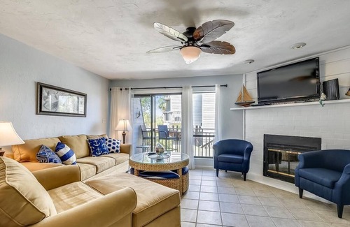 East End House | Enjoy this updated townhome with views of the gulf and pool from the deck.
