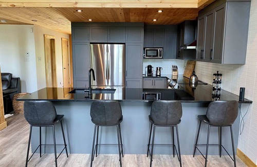 La Minerve Ski Chalet | Enjoy this waterfront cabine, Hot tub, Pool table