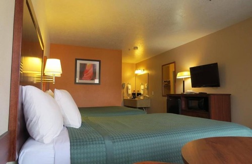 St. George Hotel | Enjoy Two Relaxing Rooms in St. George, Perfect for Families | Free Parking