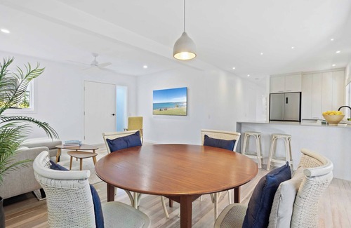 Mermaid Beach Apartment | Enjoy uninterrupted ocean views in this absolute beachside apartment.