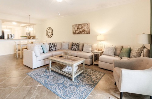 Lakewood Ranch Condo | Enjoy views of the immaculate green from your screened lanai at Lakeside National - Golfside Escape