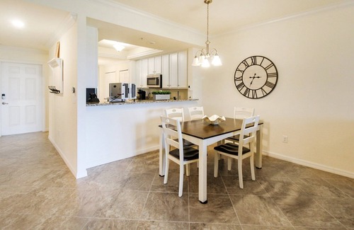 Lakewood Ranch Condo | Enjoy views of the immaculate green from your screened lanai at Lakeside National - Golfside Escape