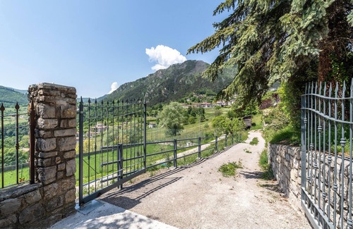 Vesio House | Enjoy your vacation and the view of Lake Garada in this tasteful family farmhouse.