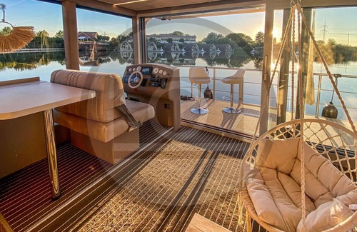 Milower Land Boat Rental | Enjoy your holiday on this unique houseboat, which offers pure nature and city flair in one.