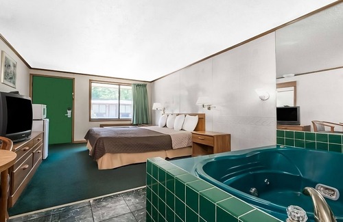 Summitt Hotel | Enjoy Your Stay at Knights Inn Ashland! Pool, Picnic Area, Parking, WiFi
