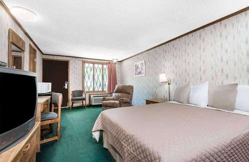 Summitt Hotel | Enjoy Your Stay at Knights Inn Ashland! Pool, Picnic Area, Parking, WiFi