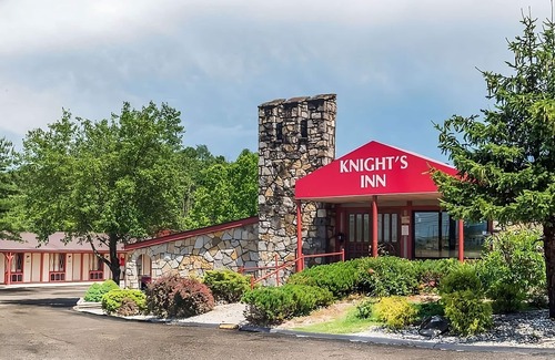 Summitt Resort | Enjoy Your Stay at Knights Inn Ashland! Pool, Picnic Area, Parking, WiFi