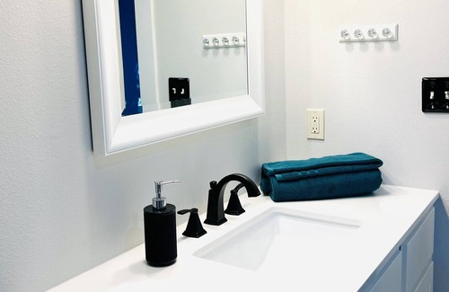 Era House | Enjoy your stay in a relaxing, scenic 1 bedroom getaway retreat!