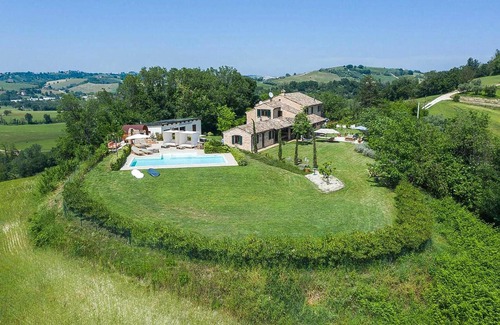 Massa Fermana House | Enjoy your vacation in this comfortable vacation home with pool and sauna.