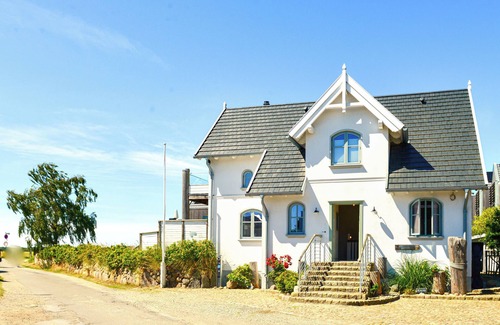 Fehmarnsund Apartment | Enjoy your vacation: Sea view, terrace & fireplace -BEACHHOUSE FEHMARN apartment Ostwind