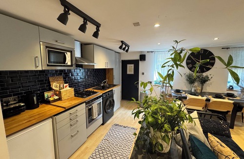 Holbrooks Cottage | Enjoyable 1-bedroom Cozy Cottage in Coventry