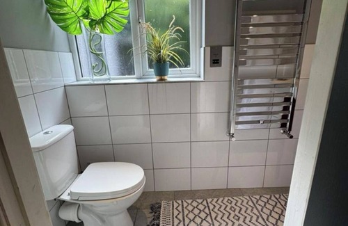 Holbrooks Cottage | Enjoyable 1-bedroom Cozy Cottage in Coventry