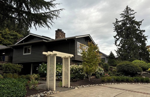 Clyde Hill House | Enjoyable 2-Bed/1-Bath unit with AC in Clyde Hill