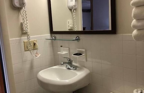 Campbelltown Hotel | Enjoyable Stay For Sure! 4 Relaxing Units w/FREE Breakfast, Swimming Pool!