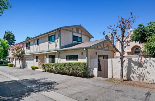 Reseda House | Enjoyable townhome with AC in vibrant Los Angeles