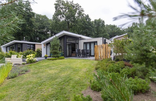 Municipality of Ede House | Enjoying a wonderful time at the pond