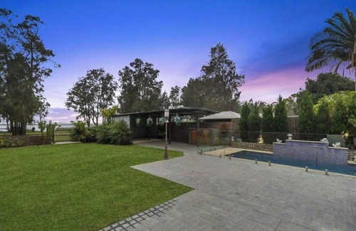 Berkeley Vale House | Enough room for all of the family and a few more!