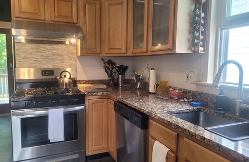 Fifth Ward House | Entertain at your private bar in Newport!