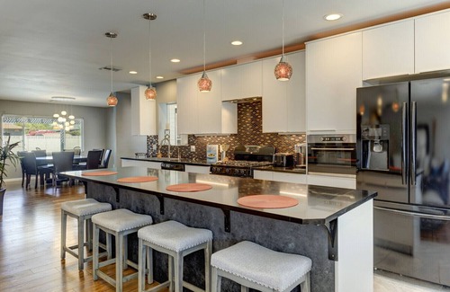 Village Grove House | Entertainers delight .Room and FUN for everyone