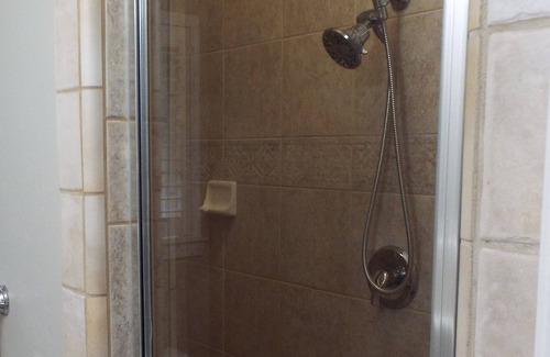 Oak Shores House | Entertaining lakeview home pet friendly, WiFi, sleeps 12