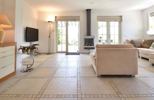 Oude-Tonge House | Enticing Holiday Home in Oude with Garden