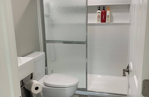 Waterloo House | ENTIRE 1 BEDROOM UNIT with Free Parking and Wifi - u5