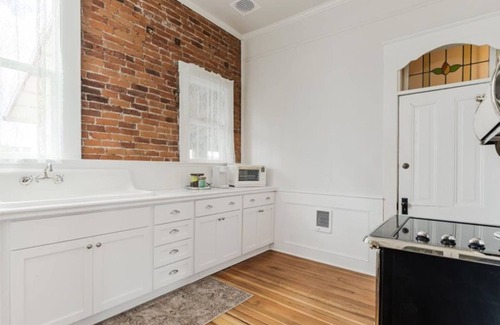 Newberg Condo | Entire 1888 Historic Loft – 3BR, 2.5BA Private Retreat in Downtown Newberg
