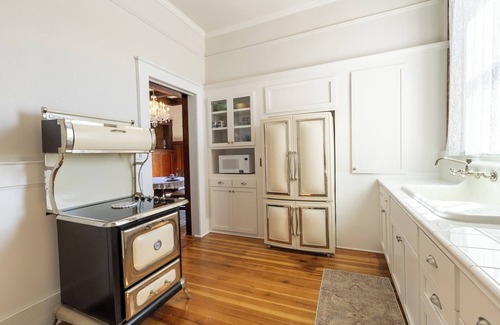 Newberg Condo | Entire 1888 Historic Loft – 3BR, 2.5BA Private Retreat in Downtown Newberg
