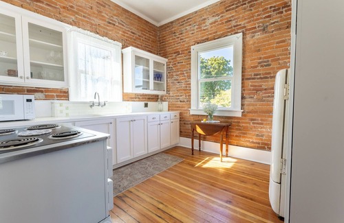 Newberg Condo | Entire 1888 Historic Loft – 3BR, 2.5BA Private Retreat in Downtown Newberg