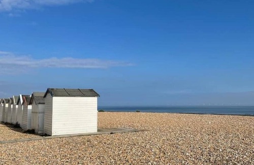 Worthing Apartment | Entire 2 bed property, 1 road back from the sea