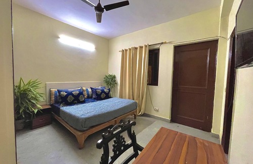 Gurugram House | entire 3bhk with big hall n kitchen on ground flr